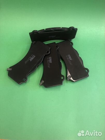 Передние тормозные колодки WK2 SRT 6.4L TRW