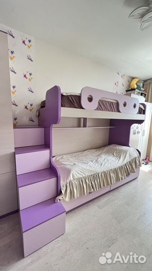 Детская мебель: 2 шкафа, двухэтажная кровать, стол