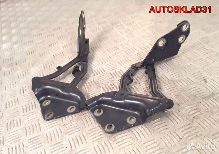 Петля капота Volkswagen Touareg 7L6823301A