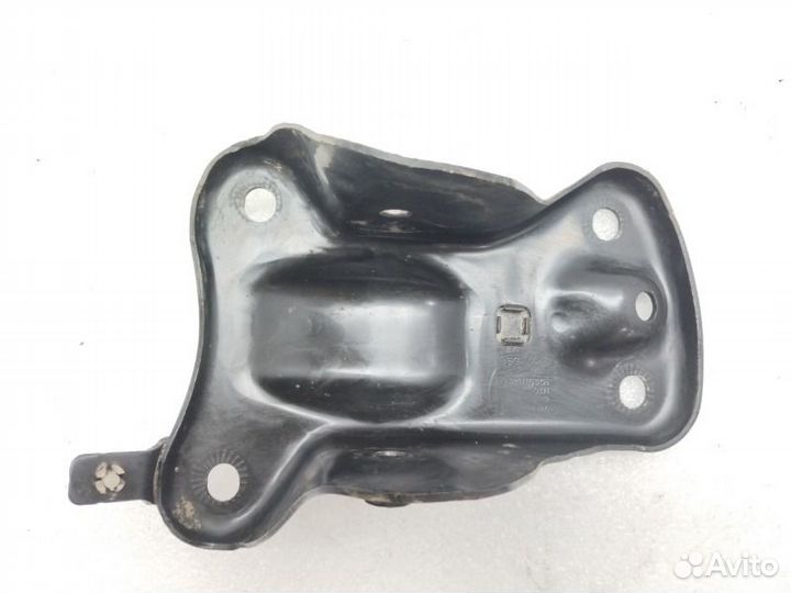 Кронштейн балки задний правый Skoda Octavia A7