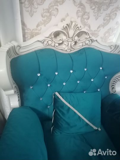 Диван с двумя креслами
