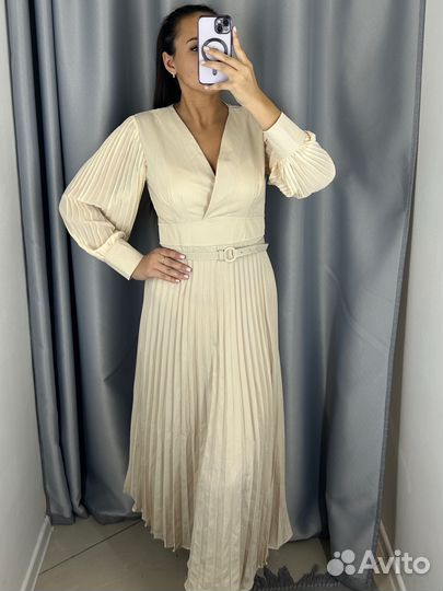 Платье молочно беджевое с гафрированой юбкой