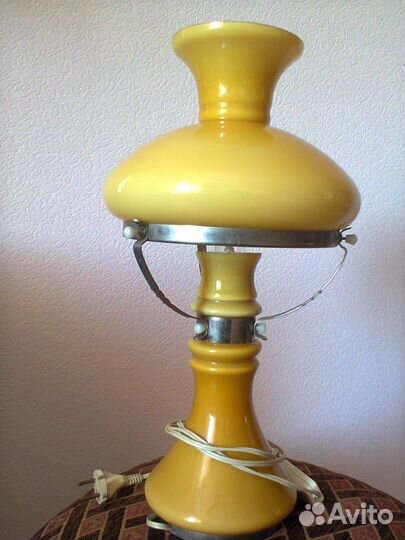 Лампа настольная и два потолочных светильника