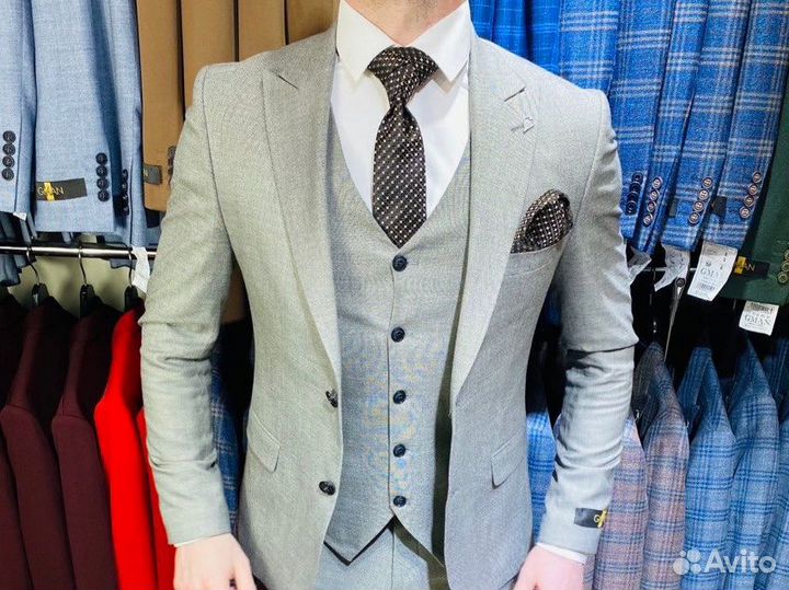 Мужской костюм серый тройка