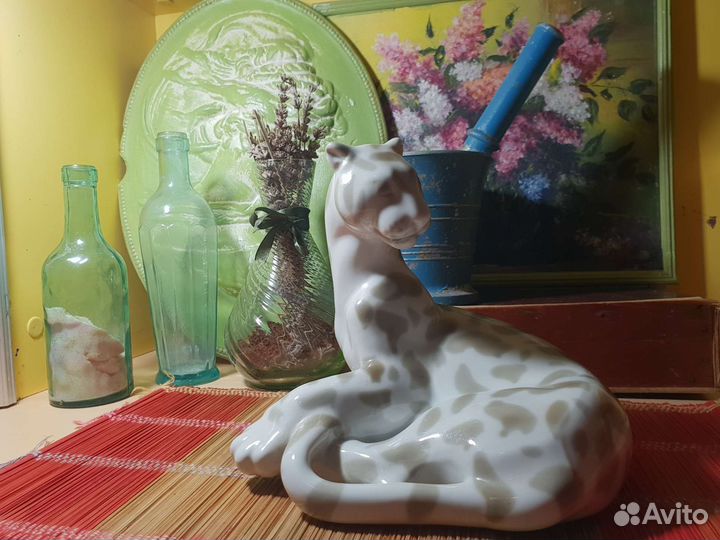 Антиквариат. Статуэтка 