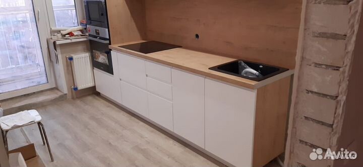 Кухонный гарнитур прямой под встроенную технику