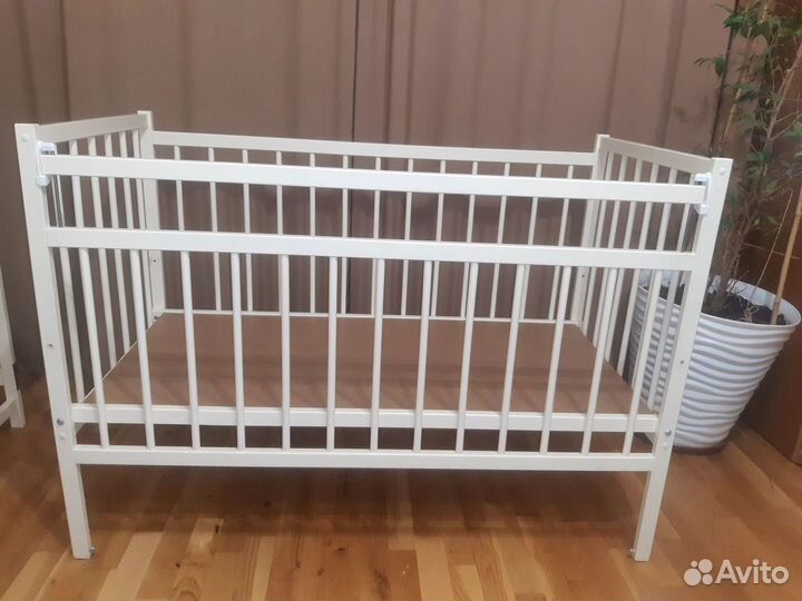 Детская кроватка с маятником