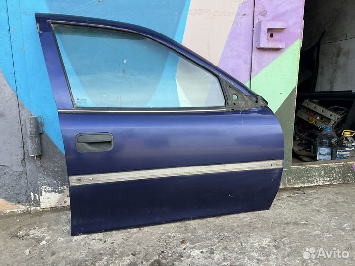 Передняя правая дверь Opel Vectra B