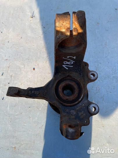 Кулак поворотный передний левый 31212947