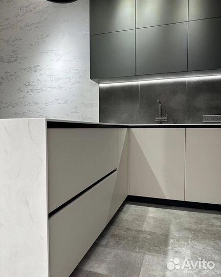 Кухня с вытяжкой на потолке