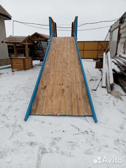 Деревянная зимняя горка