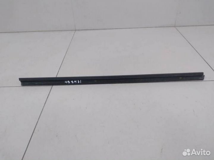 Уплотнитель стекла двери Skoda Rapid 2012-2020