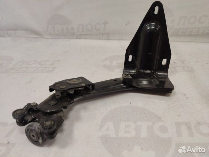 Петля двери нижняя задняя левая Chrysler Voyager