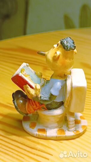 Фигурка мужик на унитазе