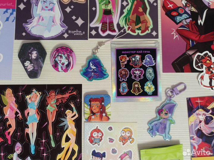 Авторский мерч открытки стикеры брелоки значки