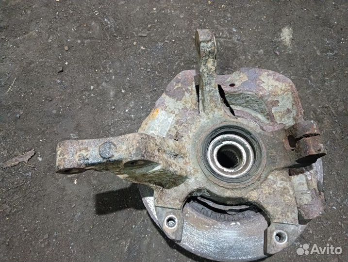 Поворотный кулак передний правый Mazda 323 BA