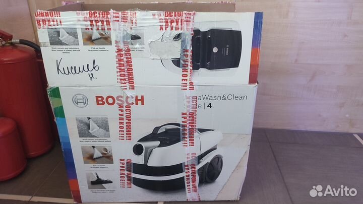 Моющий пылесос Bosch BWD421PET красный