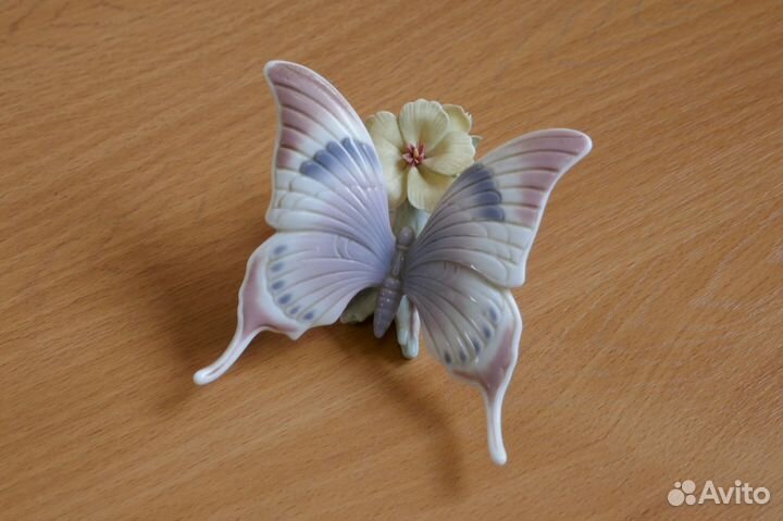 Бронь Статуэтка Бабочки на цветке. Фарфор