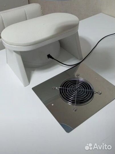 Маникюрный стол с вытяжкой