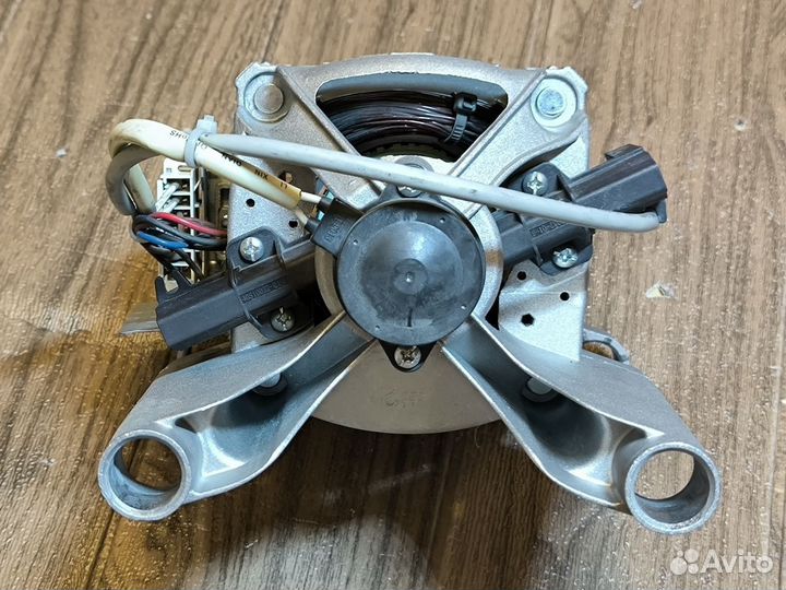 Двигатель мотор стиральной машины Indesit Ariston