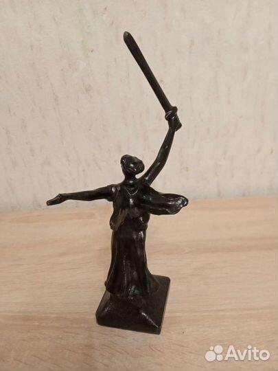 Статуэтка родина мать зовёт