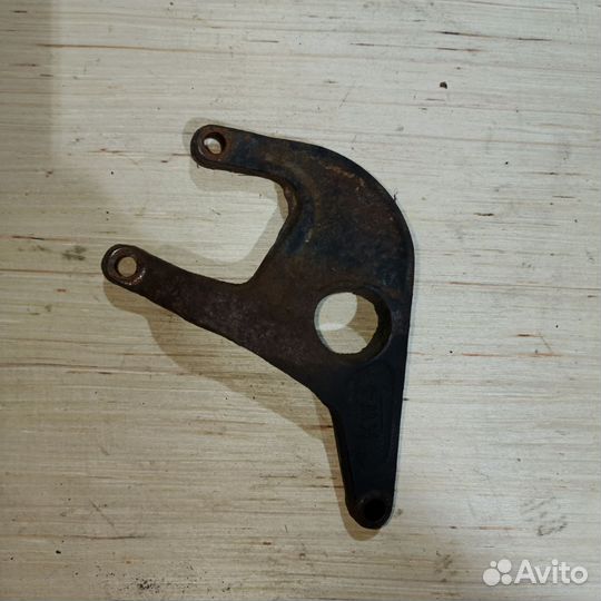 Кронштейн заслонки Hyundai Santamo