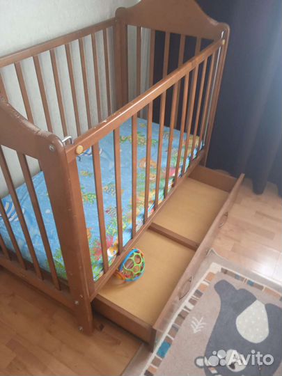Детская кроватка с маятником