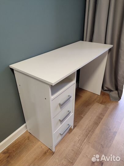 Компьютерный стол белый