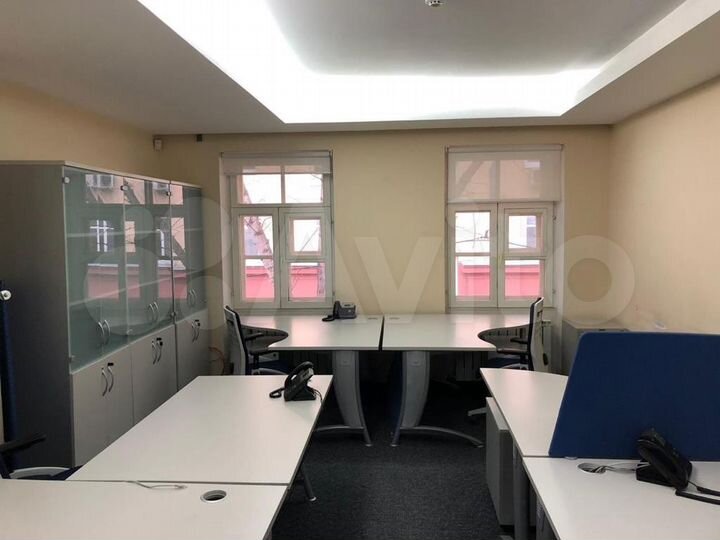 Здание, 588.3 м²