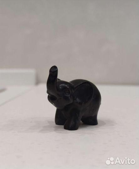 Статуэтка слон из черного камня