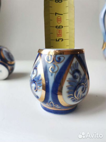 Фарфоровый кувшин с бокалами