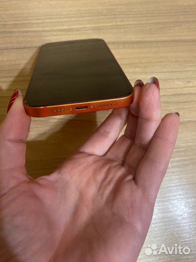 Телефон iPhone 12