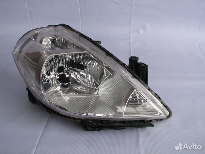 Nissan Tiida C11 Фара передняя правая ксенон