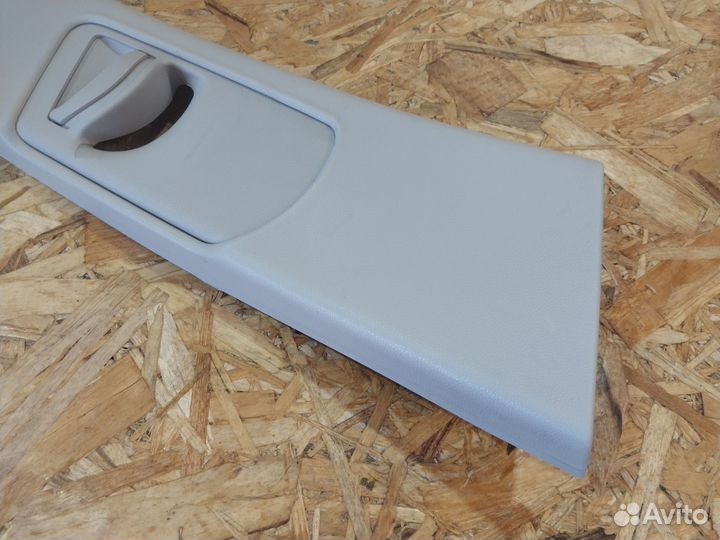 Обшивка средней стойки Skoda Yeti правая