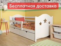 Ребенок выпрыгивает из кровати