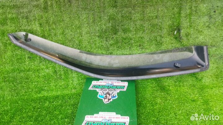 Ветровик передний левый Toyota Granvia KCH10 1KZ