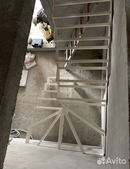 Лестница на металлокаркасе