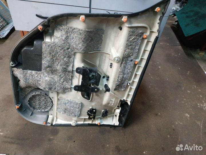 Обшивка двери задняя правая Nissan Armada