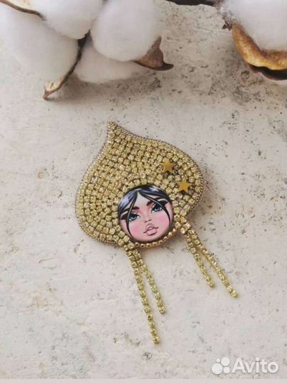 Брошь матрешка