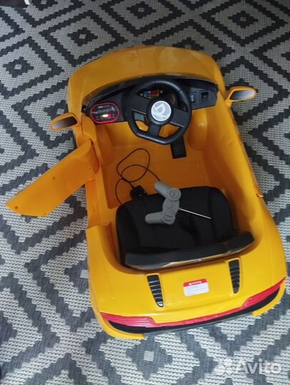 Детский автомобиль на пульте
