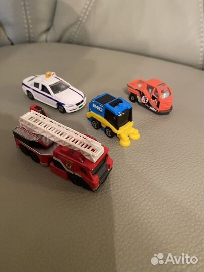 Машинки фирмы Tomica и Matchbox