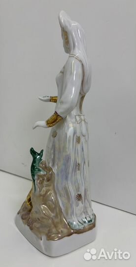 Фарфоровыая статуэтка 