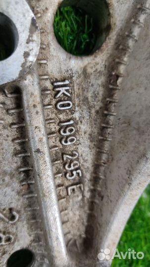 Кронштейн рычага передний левый Skoda Octavia A5