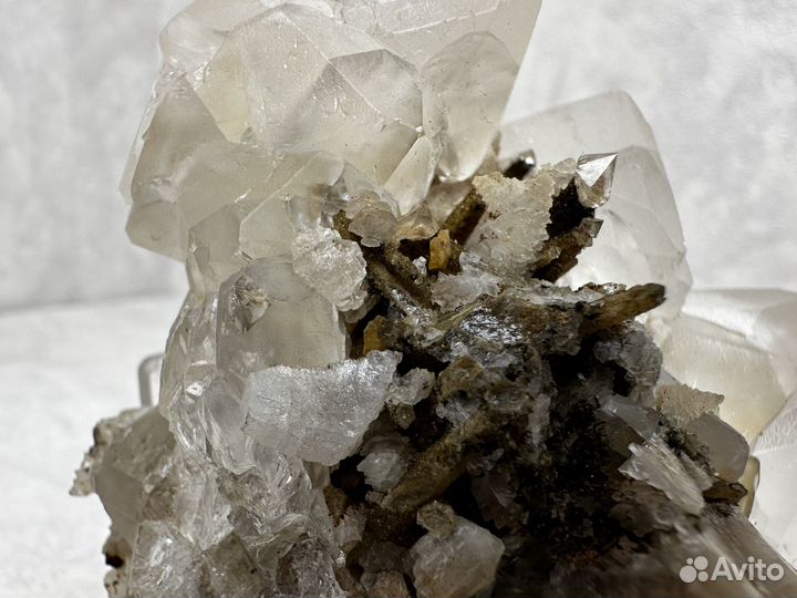 Друза кристаллов флюорита, кальцит