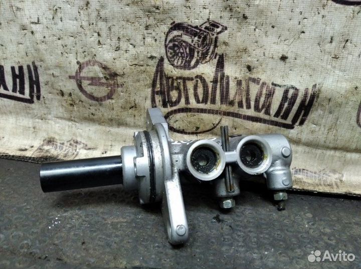 Главный тормозной цилиндр Toyota Corolla 150 1ZR