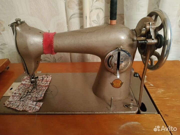 Швейная машина Подольск на подставке ножная