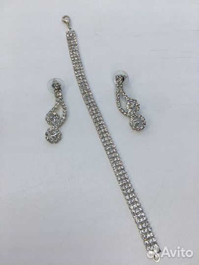 Украшения: серьги, браслет, гребешки