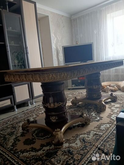 Стол со стульями