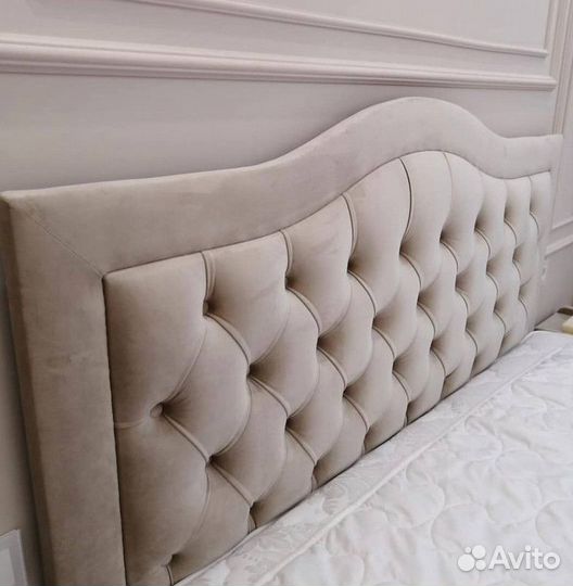 Кровать двухспальная с мягким изголовьем