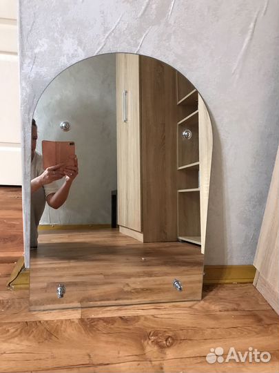 Зеркало с полочкой